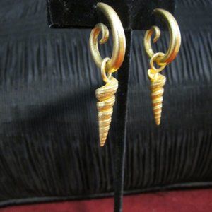 Shell Gold tone Vintage Earrings